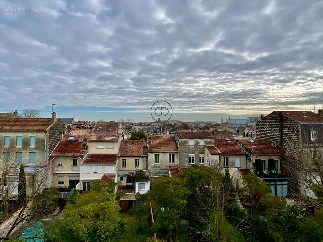 BORDEAUX  SAINT-SEURIN  Appartement dernier étage  2 chambres Terrasse et parking  Bon état - photo 11