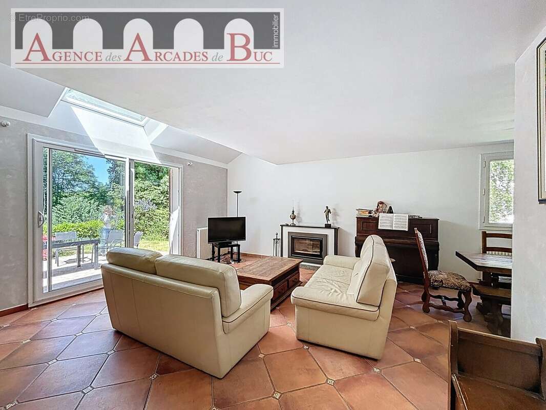 Séjour sur jardin. - Maison à BUC