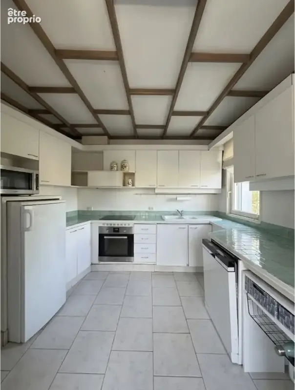Située en plein coeur de Seclin, cette maison semi-mitoyenne de type bel étage dispose d'environ 95 m2 habitab - photo 3