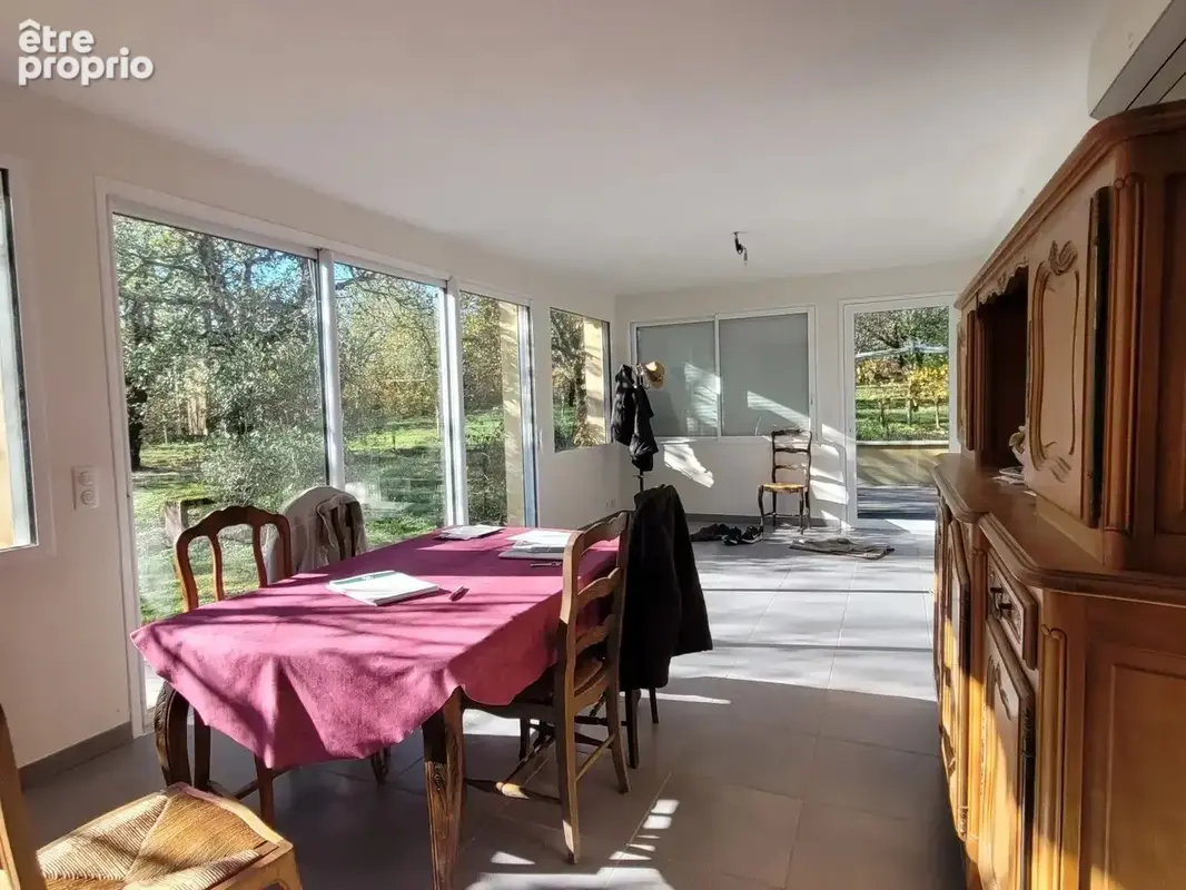 Maison récente de plain-pied avec garage sur 2600 m2 de terrain, à 15 minutes de Cahors. - photo 4