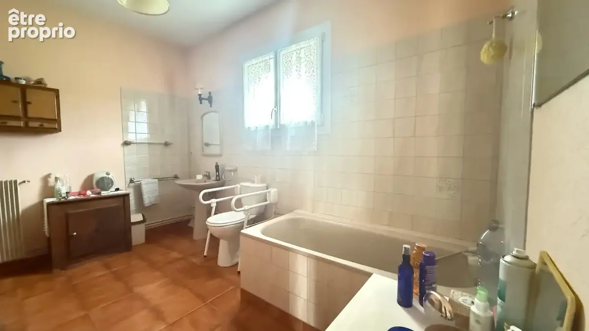Maison de plain-pied avec dependance et grand jardin arbore - photo 4
