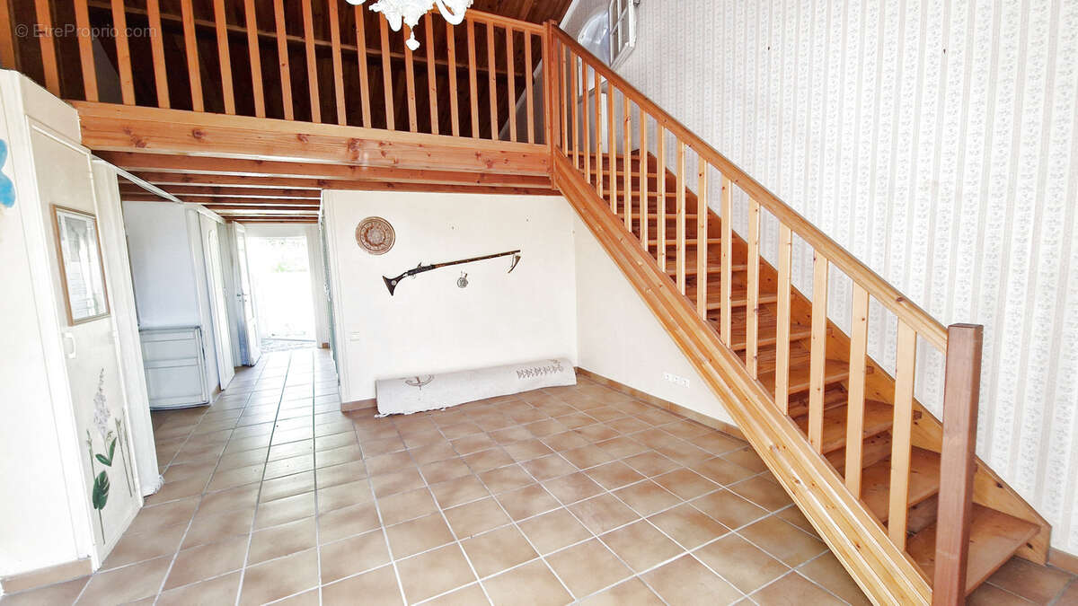 Maison à CRUVIERS-LASCOURS