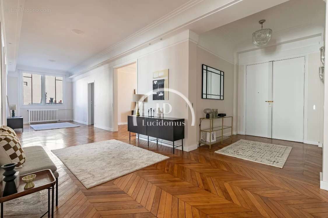 Appartement à PARIS-16E