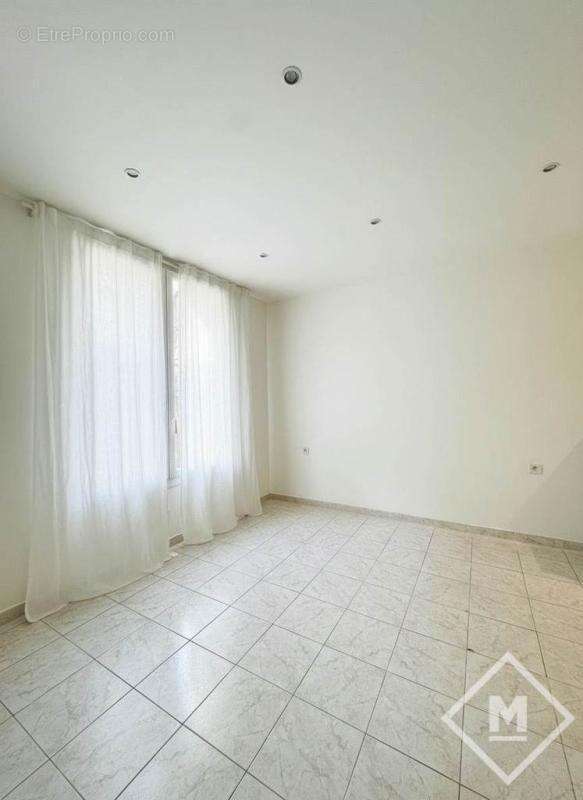 Opportunité : Charmant Appartement de 22m² en Bon État aux Catalans Pharo, Marseille 7ème - photo 2