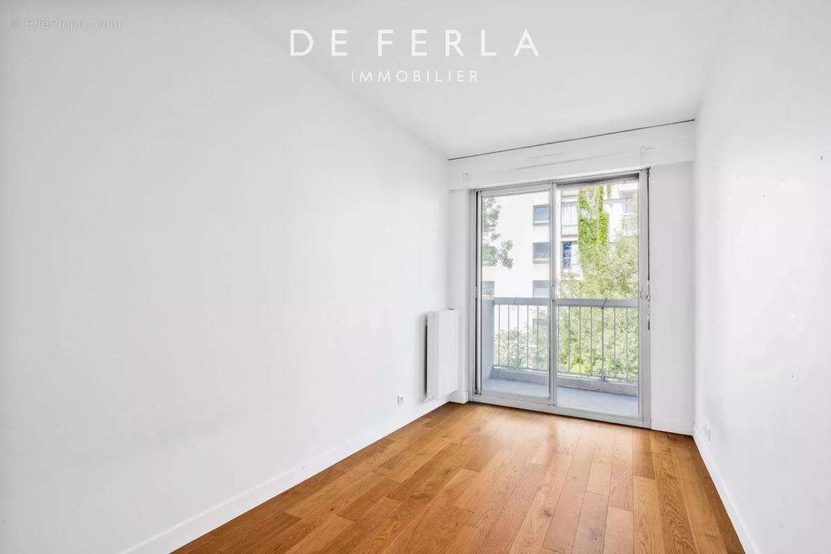 Paris XVᵉ – Appartement familial traversant avec doubles balcons et parking - photo 11