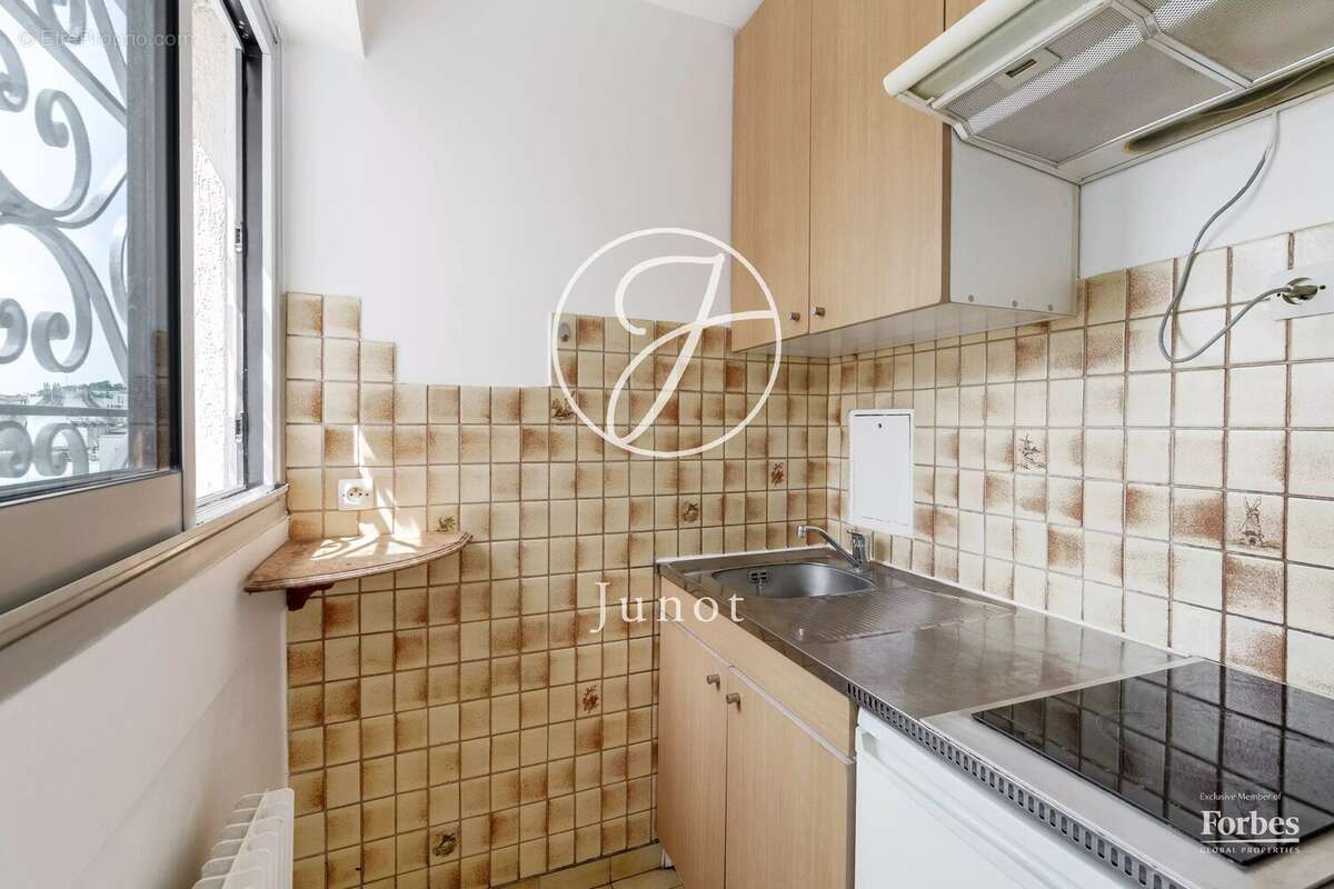 PARIS 18e - MARCADET / STEPHENSON - Studio à vendre - 26,59 m² Carrez - Balcon - Vue Sacré-Cœur. - photo 8