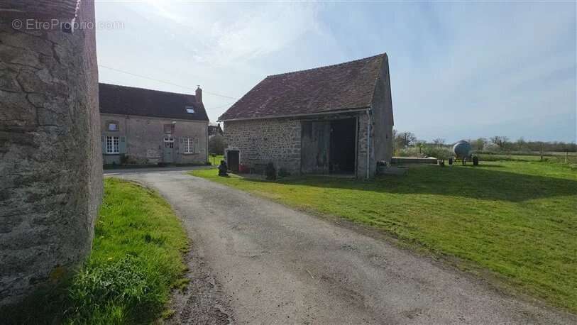 Maison à LUSSAC-LES-EGLISES