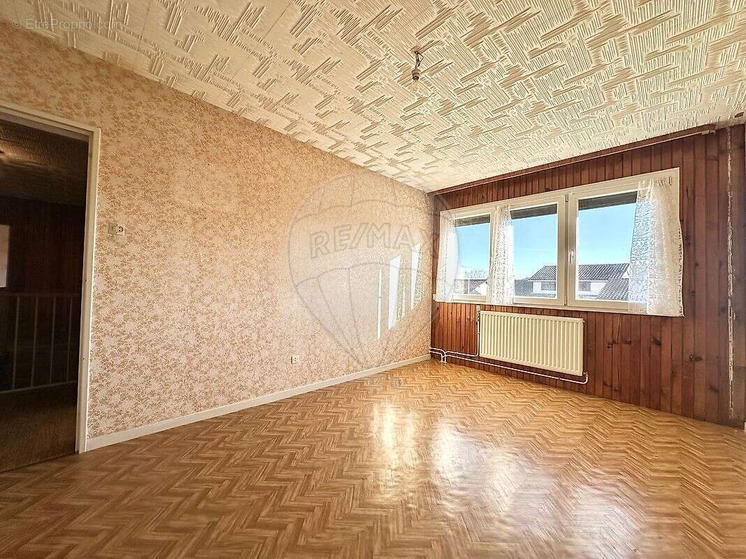 Maison à AY-SUR-MOSELLE