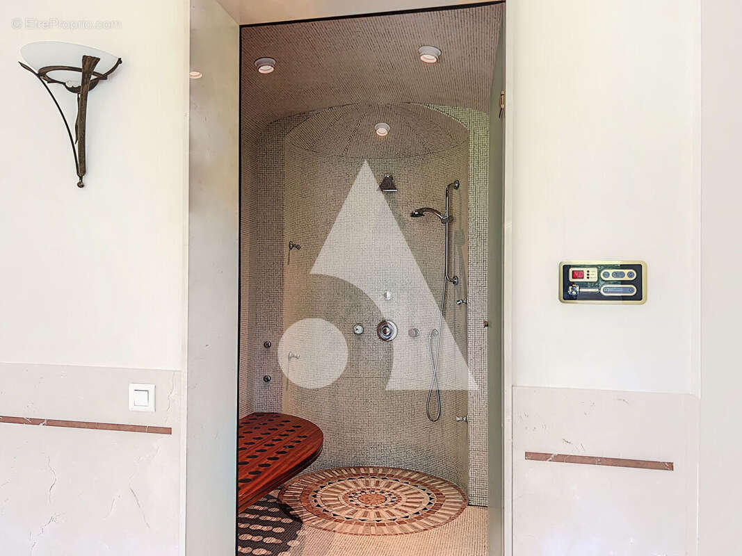 Maison à MONTROND-LES-BAINS