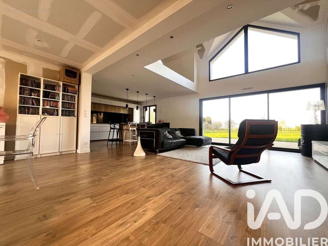 Maison 260 m² à La Brosse-Montceaux  - photo 5