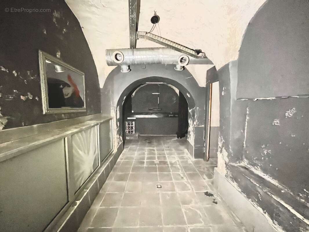 Bastia – port : caves atypiques à fort potentiel 150 m² - photo 2