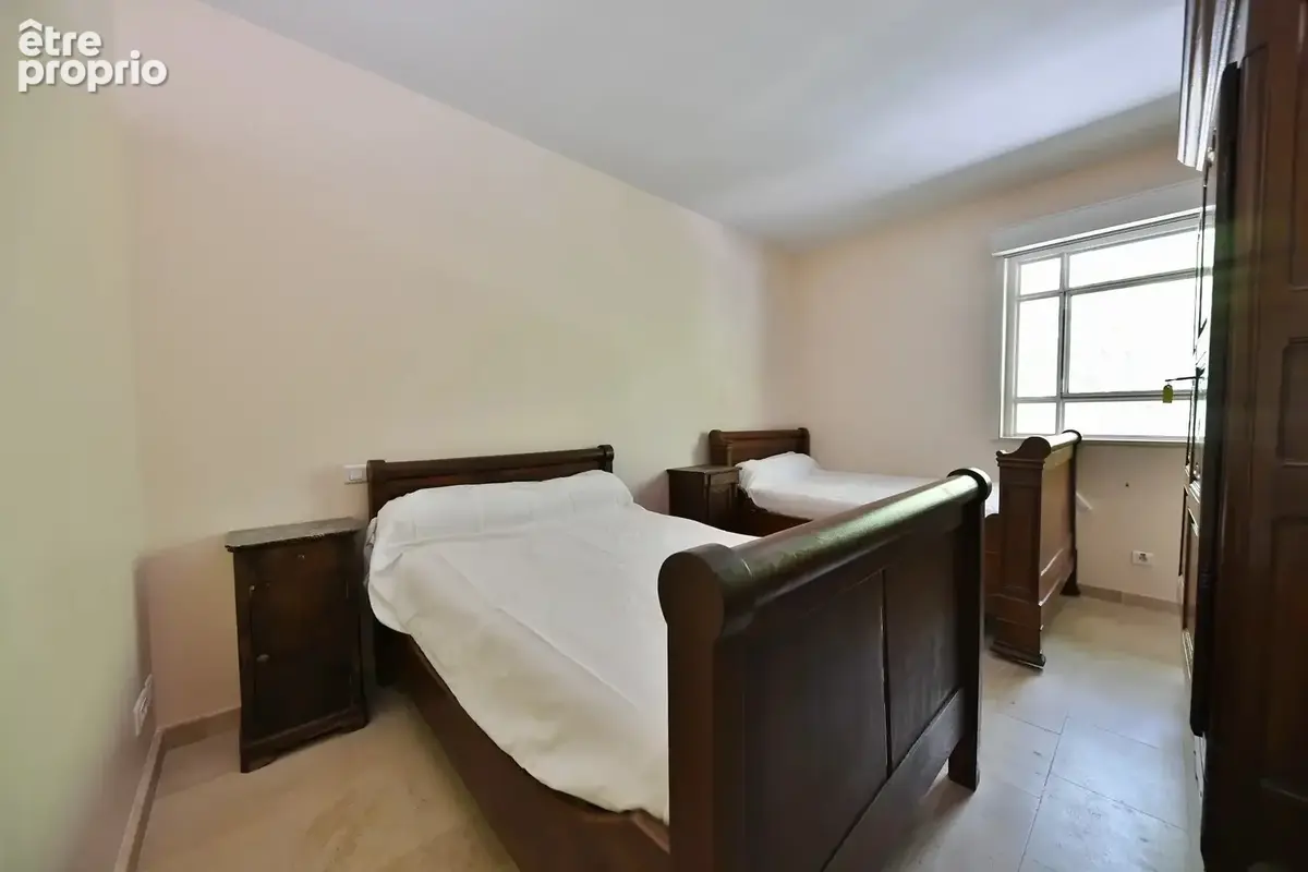 Uzès centre-ville – Appartement de 170m² environ,  beaux volumes et fort potentiel - photo 5