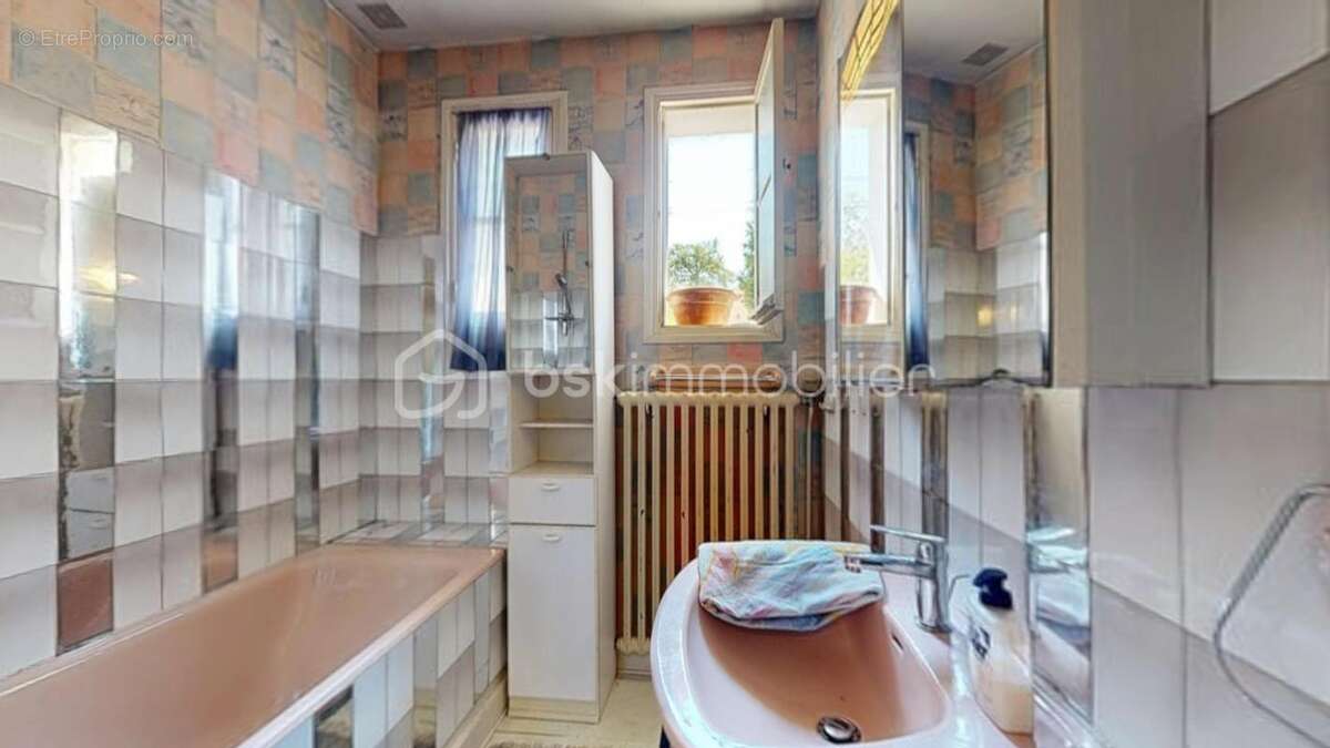 Maison lumineuse avec deux terrasses et parking à vendre ! - photo 14