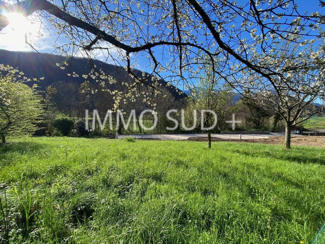 Terrain à SAINT-GEORGES-DE-COMMIERS