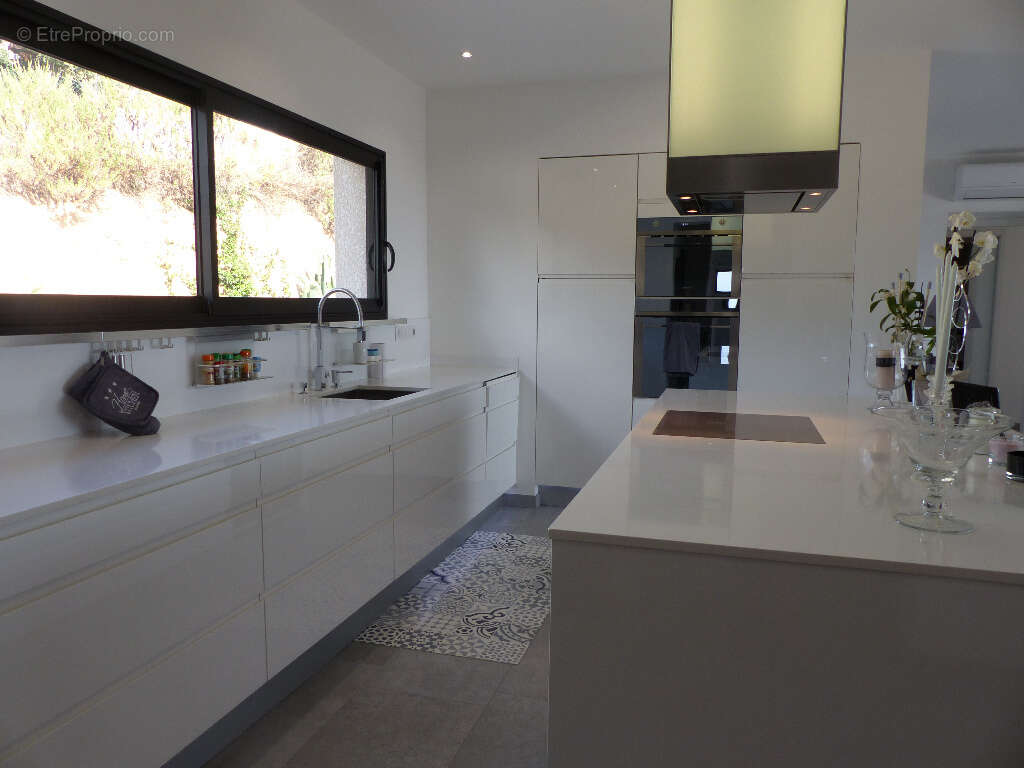 Villa Afa  contemporaine 6 pièce(s) 232 m2 F4+F2 avec piscine - photo 11