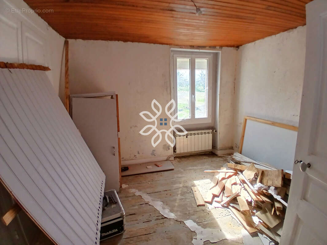 Maison avec dépendances et terrain à Javaugues - photo 8