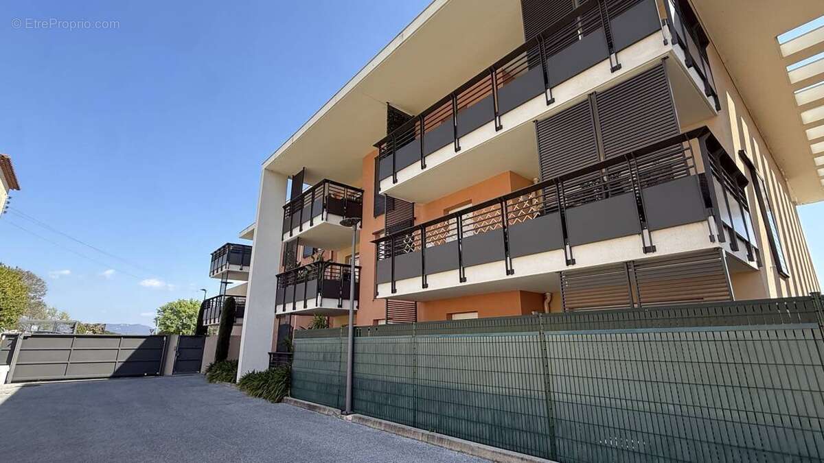 Appartement à ROQUEBRUNE-SUR-ARGENS