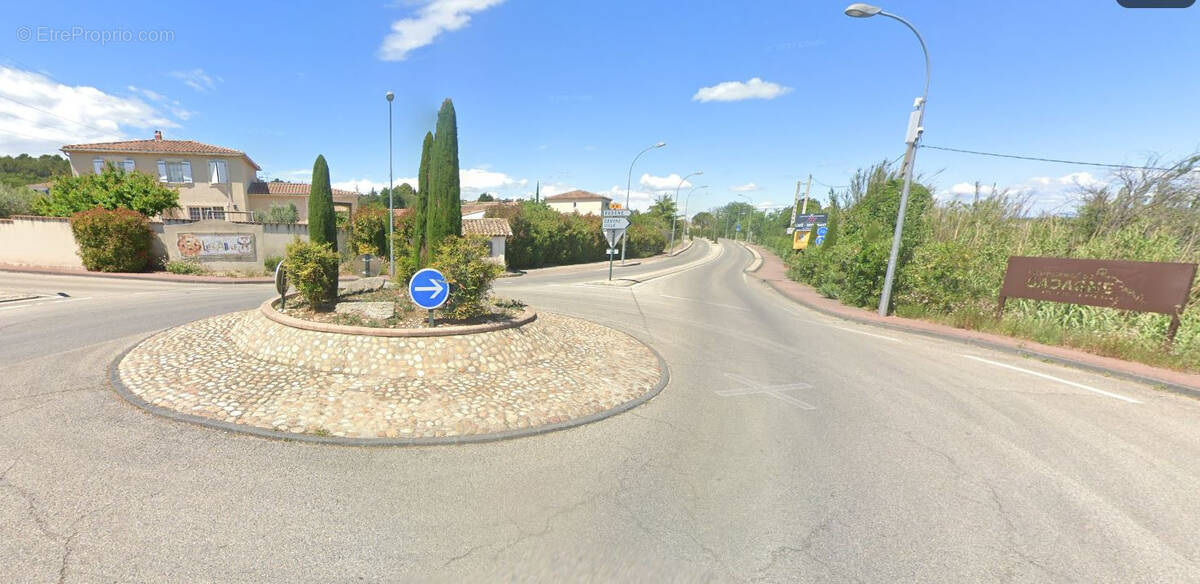 Parking à CHATEAUNEUF-DE-GADAGNE
