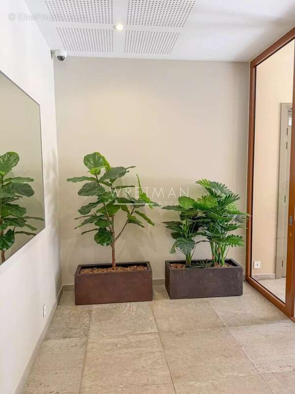 Appartement à LA ROQUETTE-SUR-SIAGNE