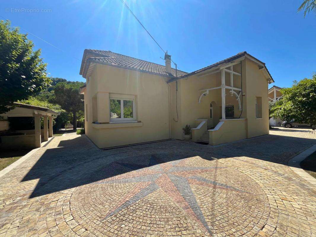 Maison à SAINT-VICTOR-DE-CESSIEU