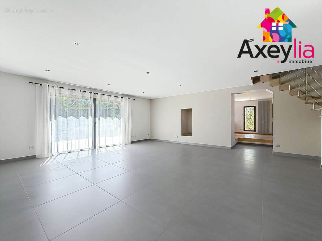 Maison à COMMELLE-VERNAY