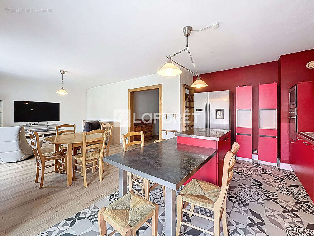 Appartement à PERONNAS