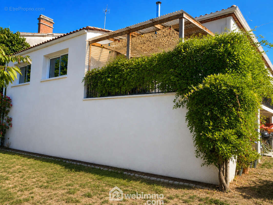 La terrasse dispose d'un escalier offrant un accès direct au jardin.