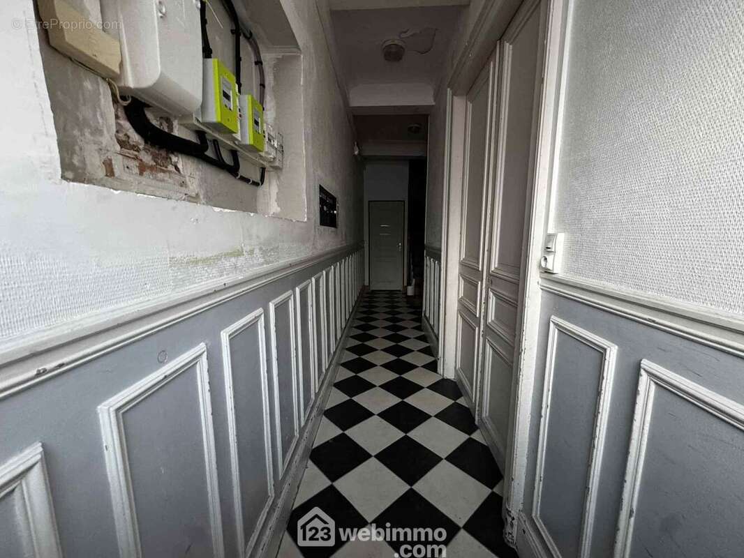 Un hall d?entrée propre et accueillant, desservant l?ensemble des logements - Appartement à SAINT-QUENTIN