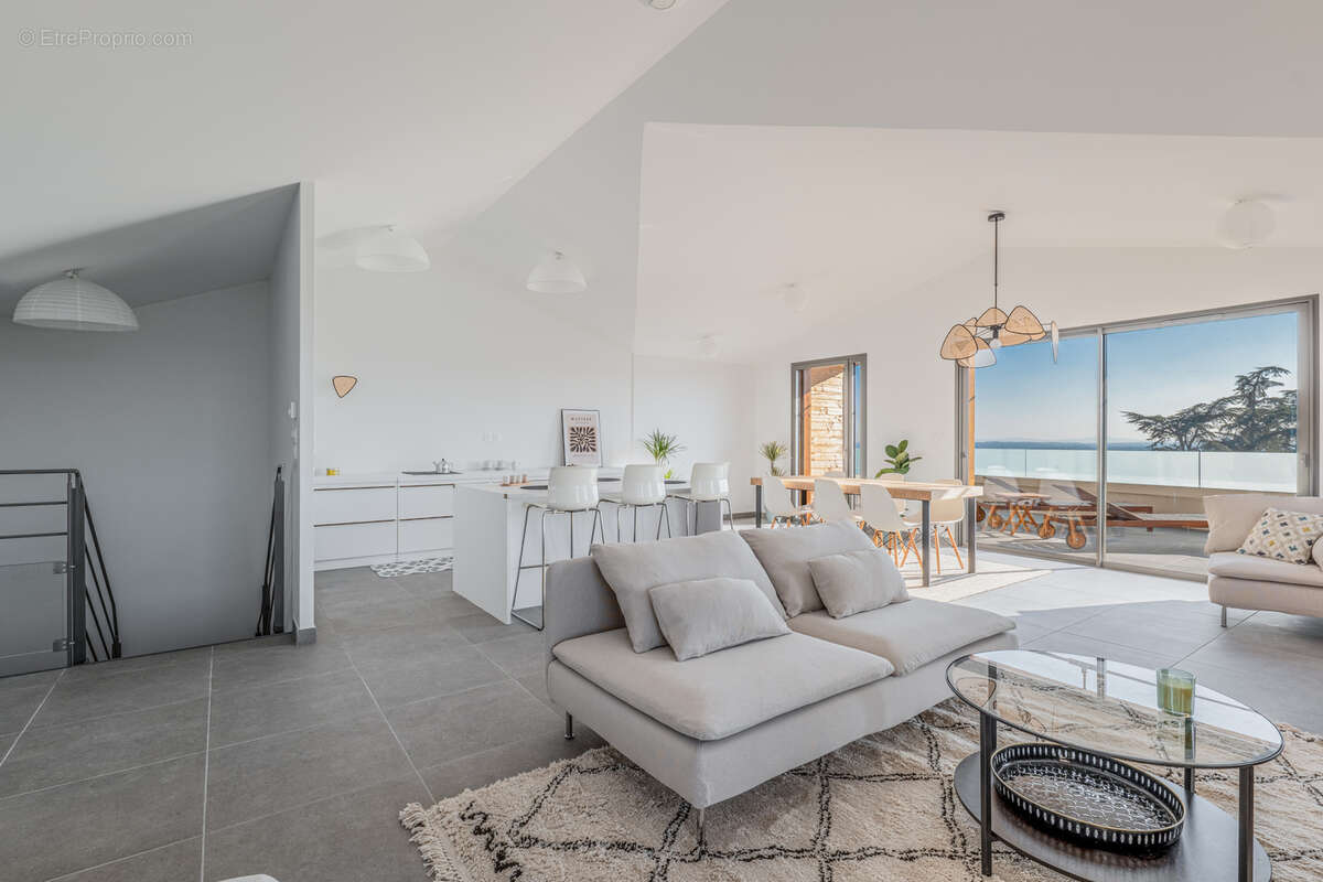 Appartement à LA TOUR-DE-SALVAGNY