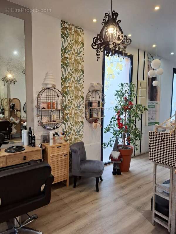 Commerce à MAGNY-LES-HAMEAUX