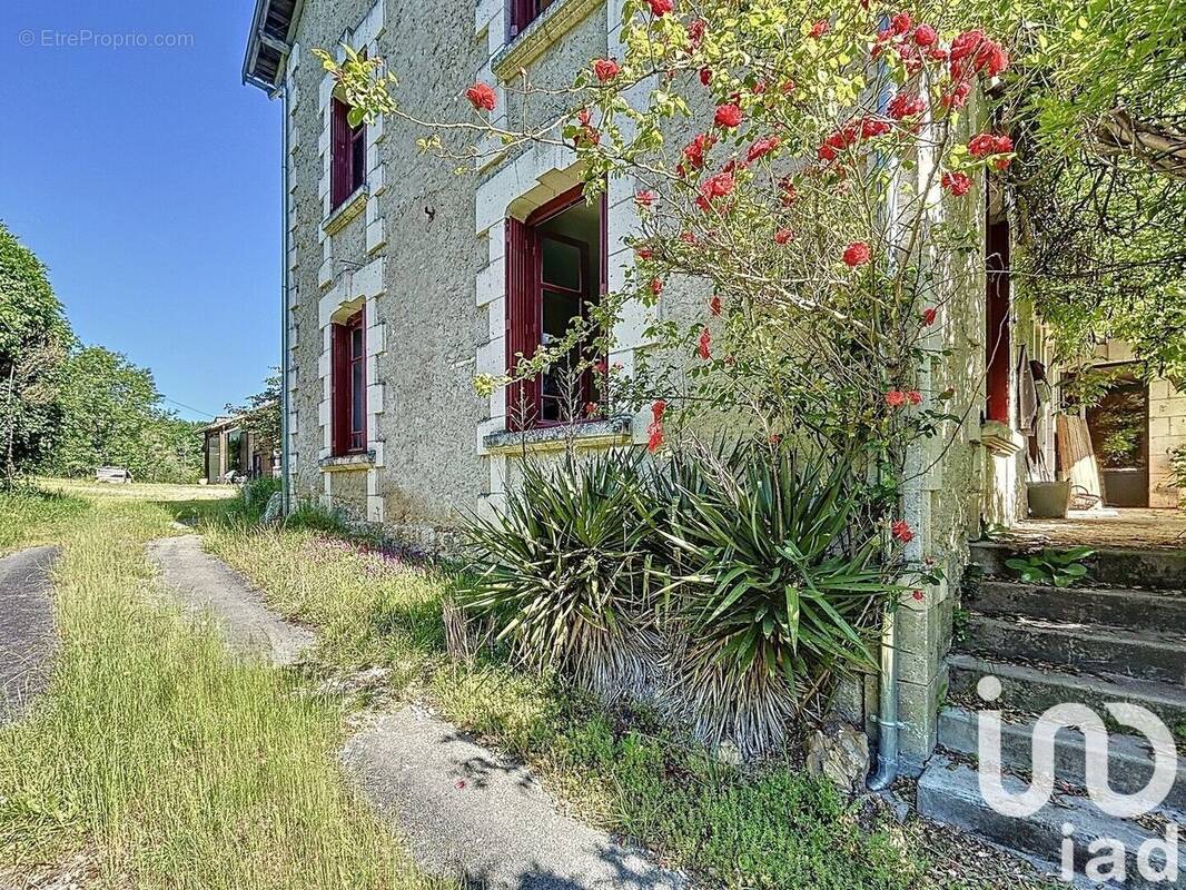Photo 1 - Maison à SAINT-ETIENNE-DE-PUYCORBIER