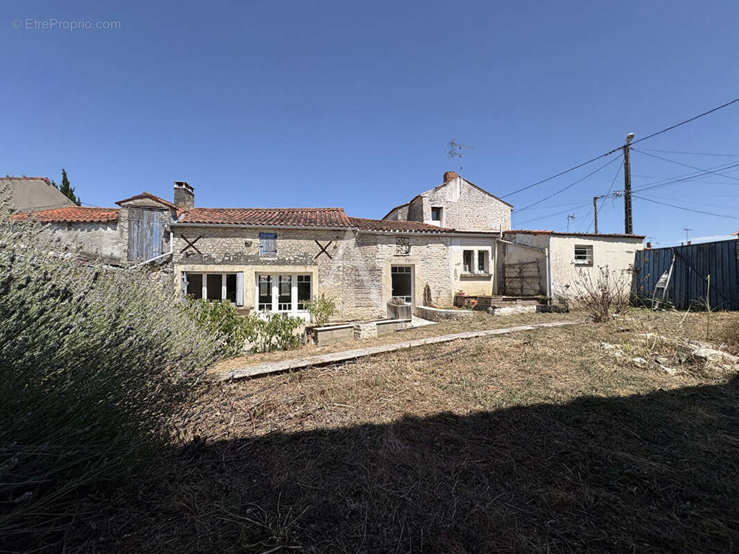 Maison 9 pièces - 3 chambres - NALLIERS - photo 2