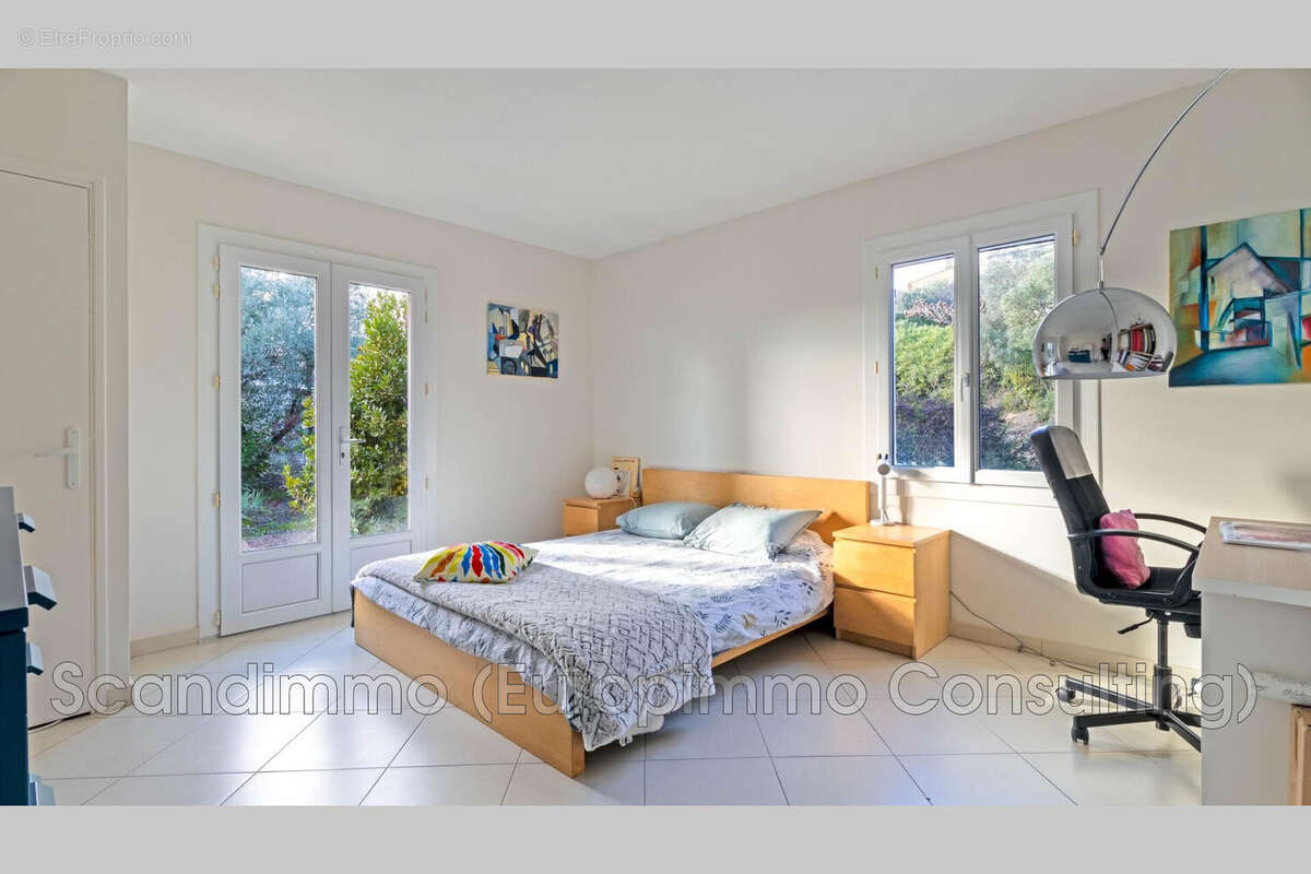 Maison à ROQUEBRUNE-SUR-ARGENS
