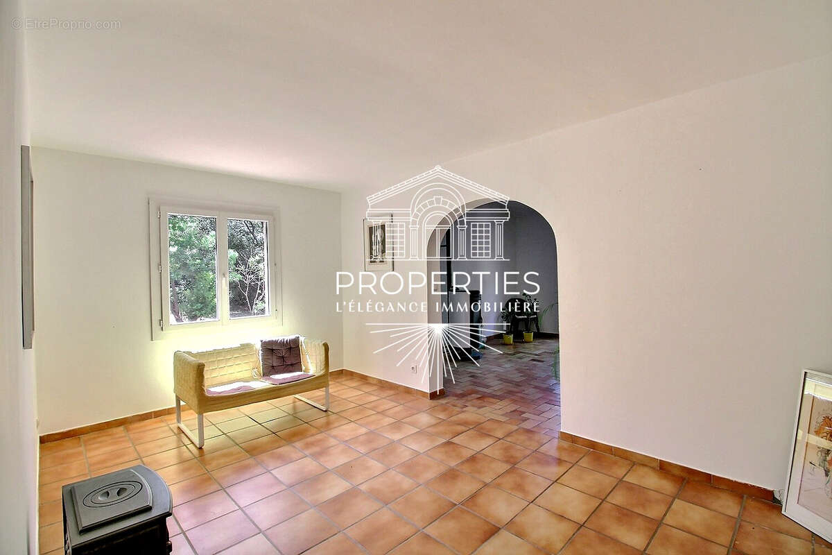 La roquebrussanne - maison - 144m² - plain-pied - environnement calme et verdoyant - photo 7