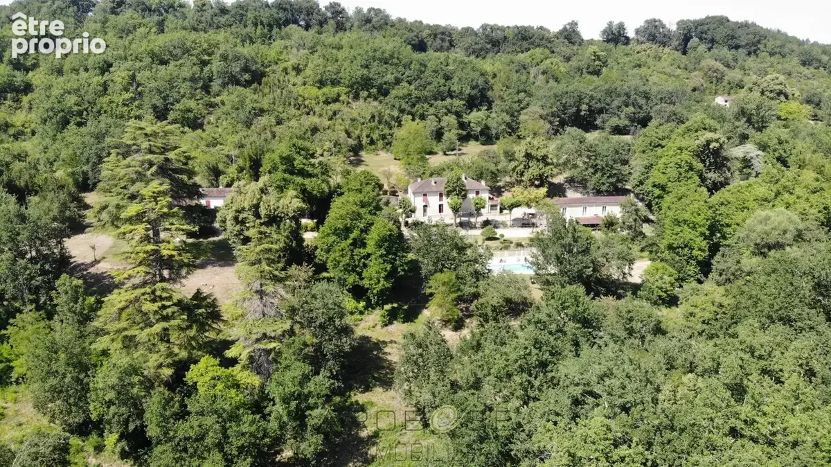 Propriété de caractère avec activité de gîtes sur  environ 10 hectares . - photo 3