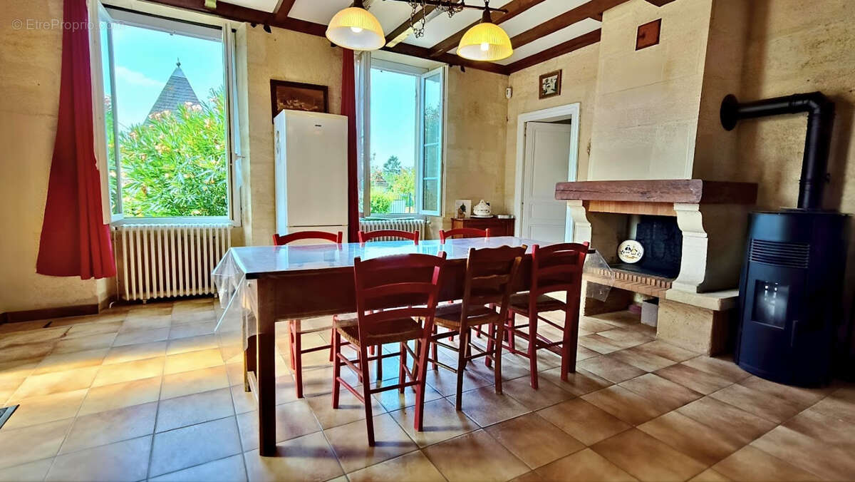 Propriété de caractère   Maison bourgeoise en pierre, dépendances et 2,5 hectares de terrain - photo 9