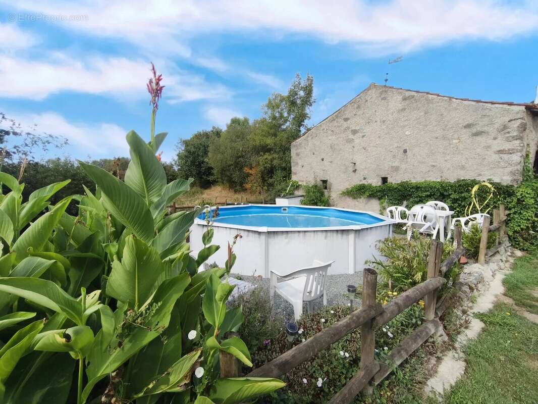 Domaine de Campagne Élégant du XIIIe Siècle avec Bois, Camping & Dépendances - photo 3