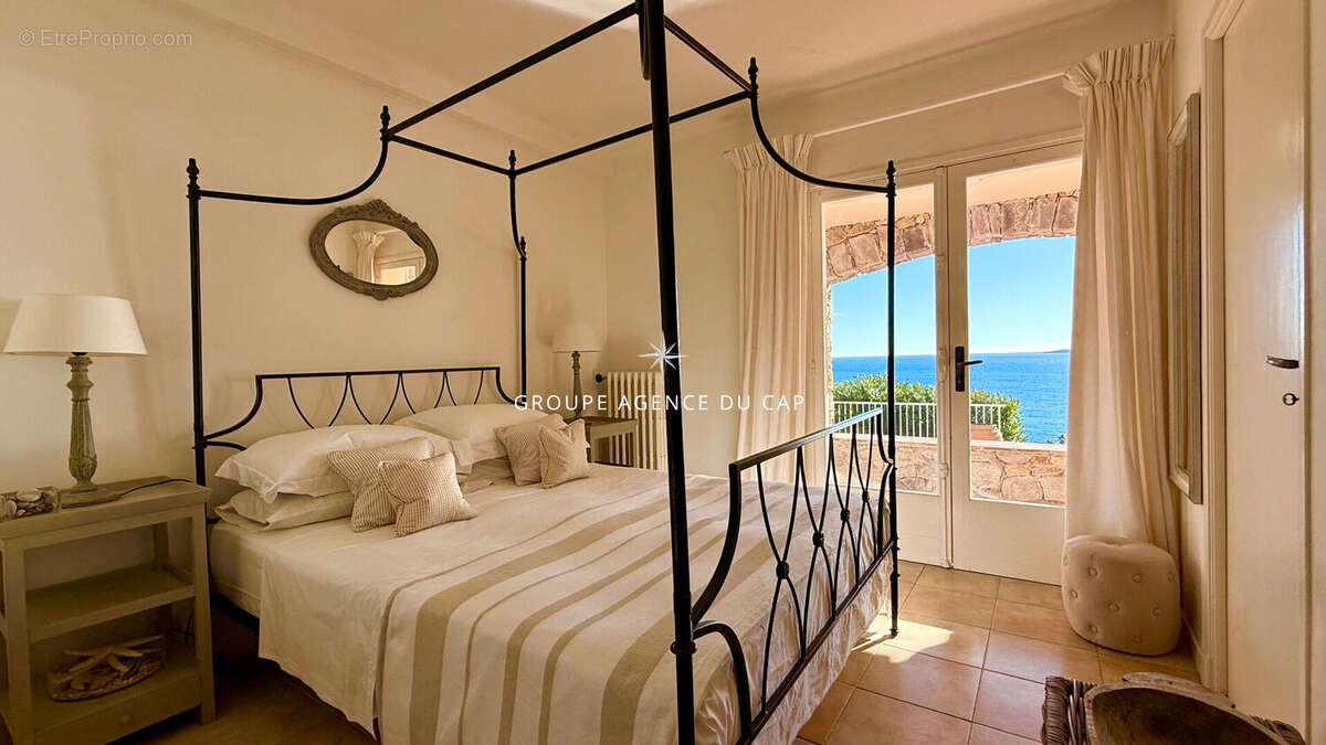 Villa provencale de charme en pierre avec piscine et garage de plus de 100 m² a pied des plages  et commerces, vue mer panoramiq - photo 10