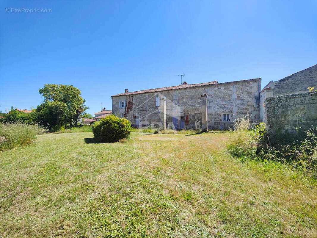 Maison à SAINT-MEME-LES-CARRIERES