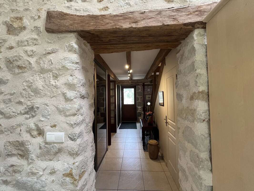 Superbe logement de 2 chambres avec une grande grange et un gîte indépendant à rénover - photo 8