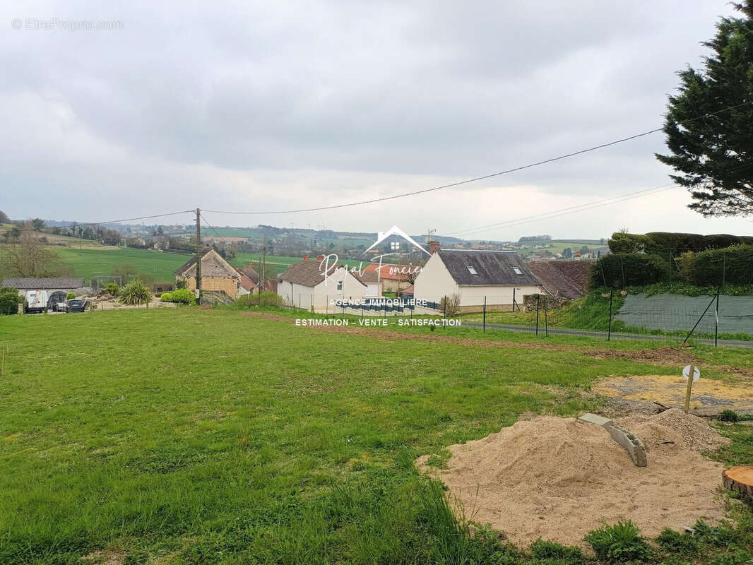 Terrain avec vue sur la campagne de 1200 M2 - Maison à OYRE