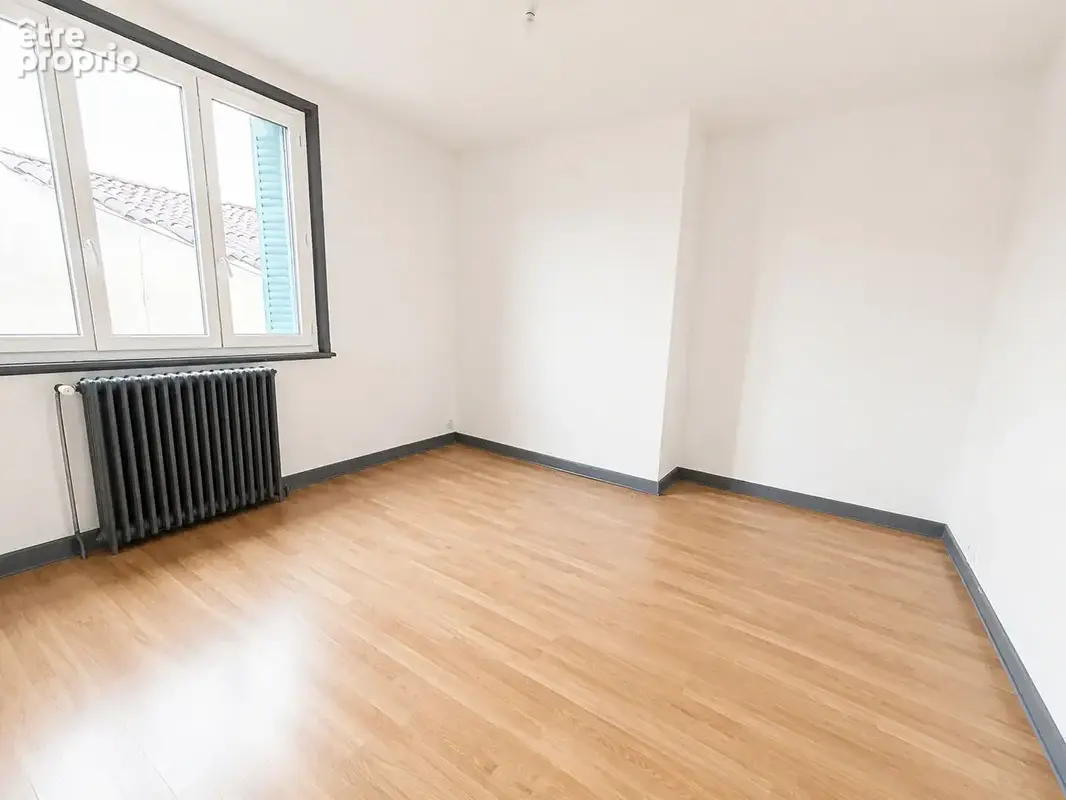 Immeuble de rapport - 3 appartements  + Une maison avec cour et garage - photo 4