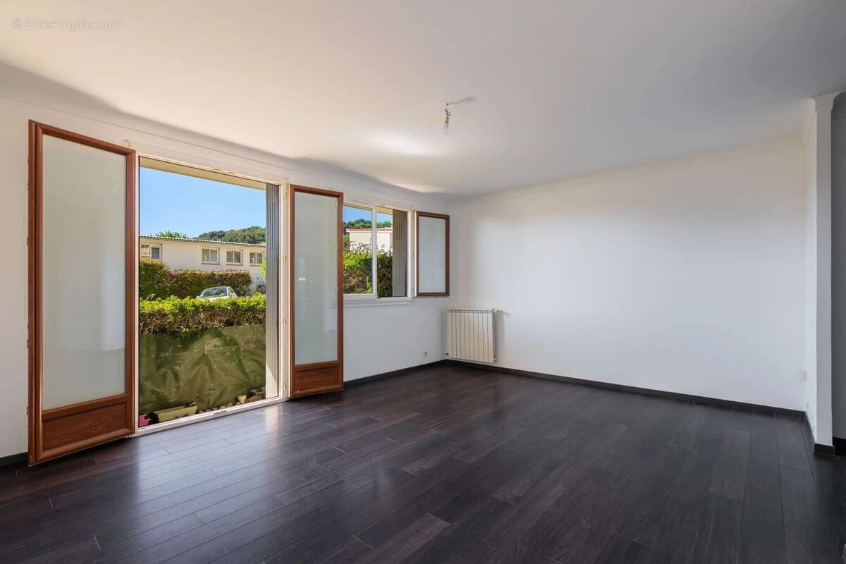 Appartement à SAINT-LAURENT-DU-VAR