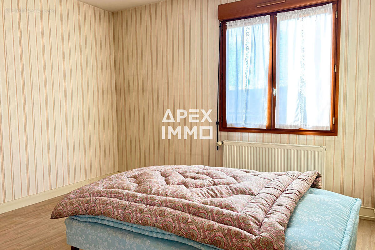 Maison à SAINT-DENIS-DE-L&#039;HOTEL