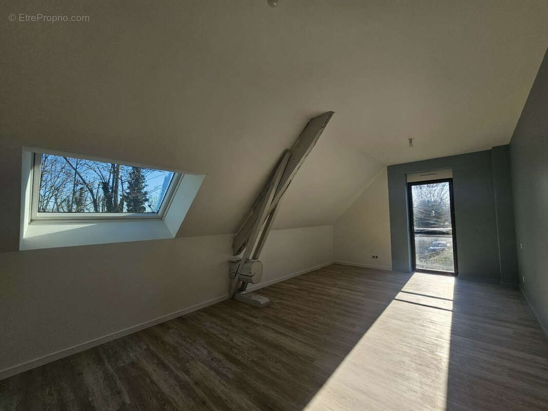 Maison à CREUZIER-LE-VIEUX