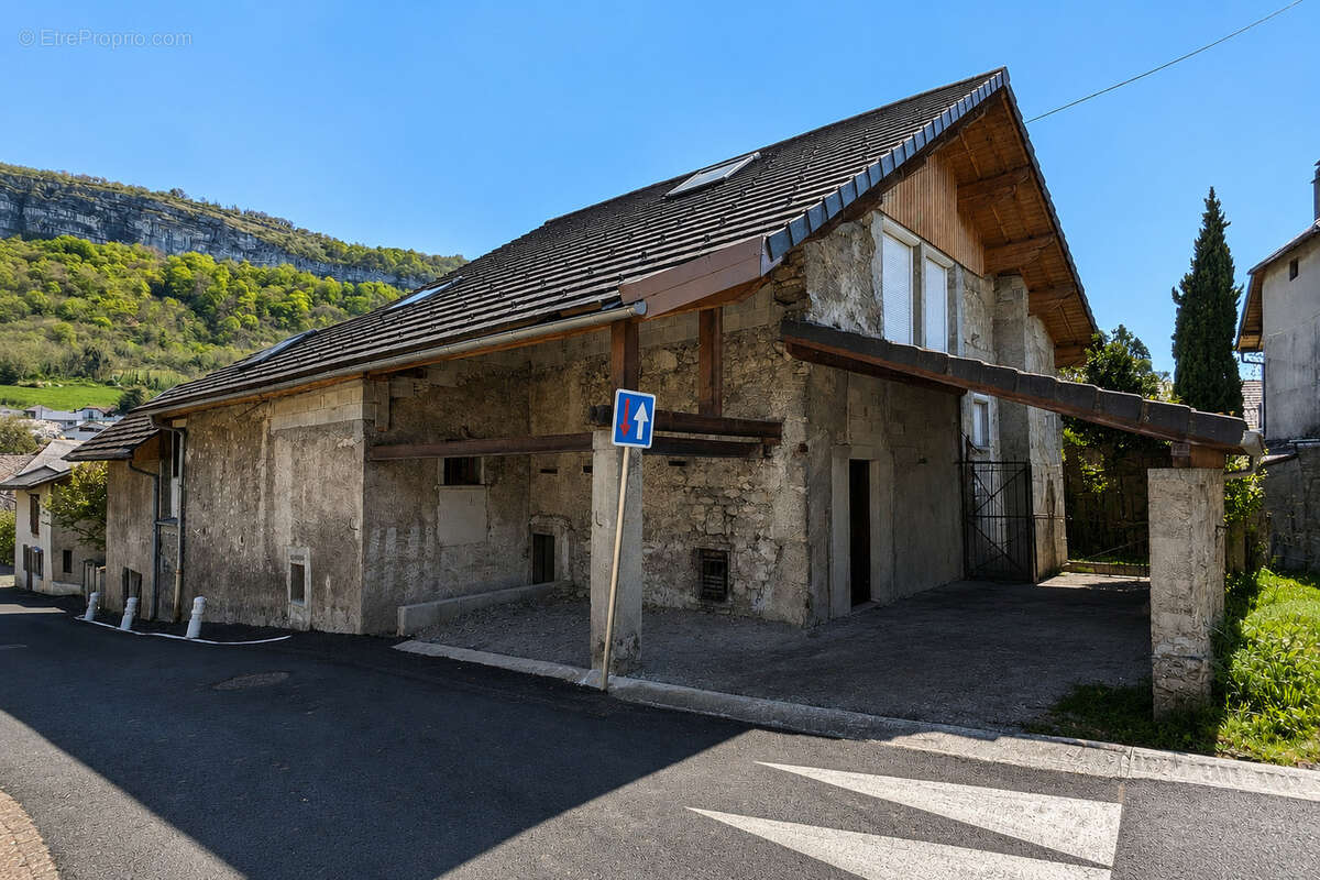 Secteur Sonnaz ancienne ferme rénovée d'environ 242 m2 avec un T2 indépendant - photo 8