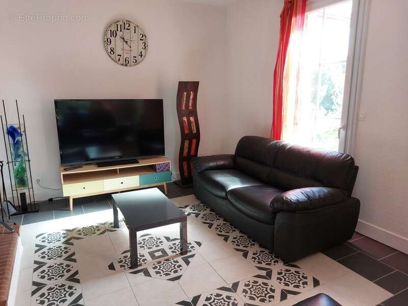 Maison à SAINT-MEDARD-DE-GUIZIERES