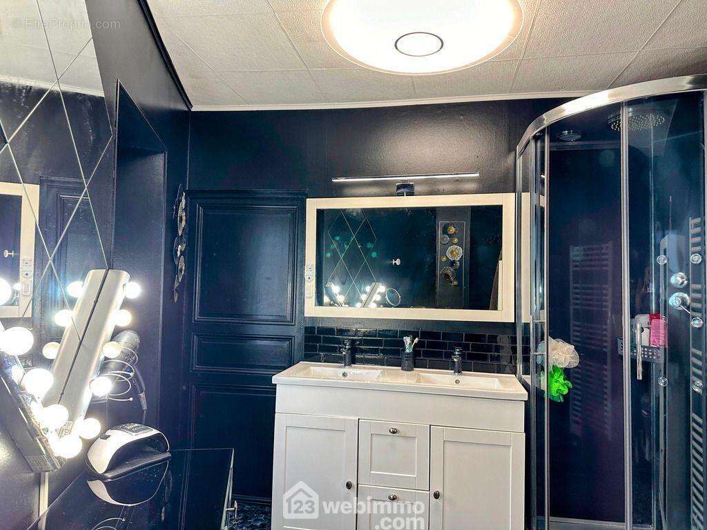 .. avec salle de douche privative.. - Maison à CERNUSSON