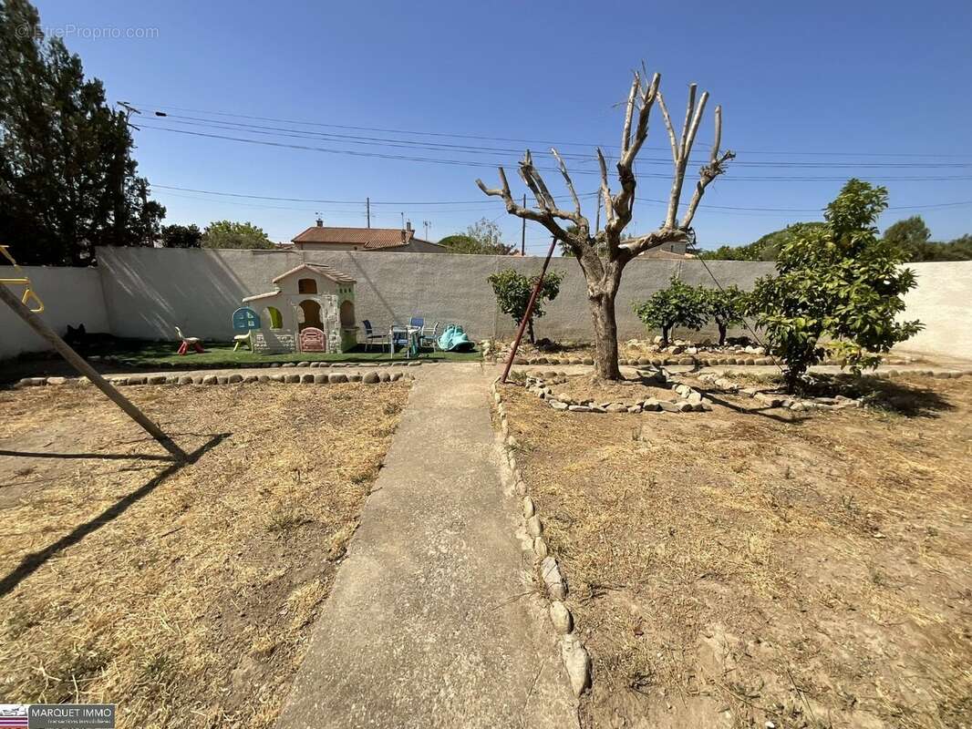 Beau potententiel !!! Pour cette lumineuse villa T4 offrant 92 m² + véranda de 37 m² + apt T2 de 50 m²  4 faces sur 1 069 m² ave - photo 10