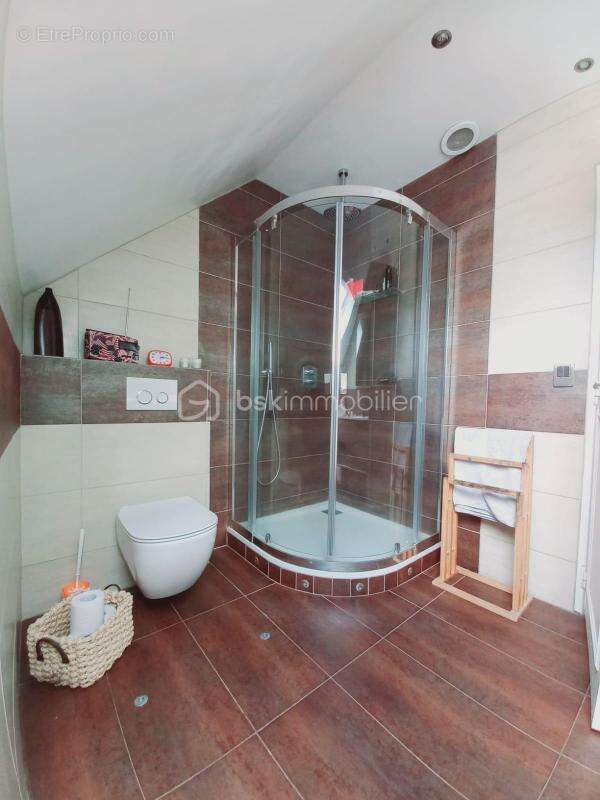 Propriété familiale de 150 m² - 5 chambres, jardin arboré et stationnement - photo 12